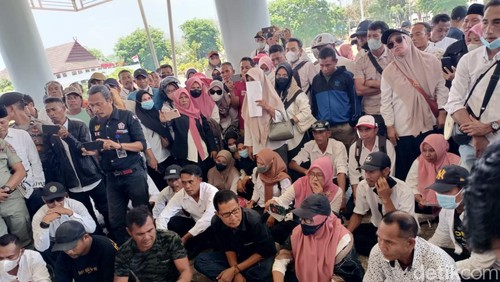 Demo puluhan tenaga honorer di Dompu menuntut formasi PPPK, Rabu (11/10/2023).