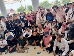 Pegawai Honorer Lulusan SMA di Dompu Demo Minta Formasi PPPK