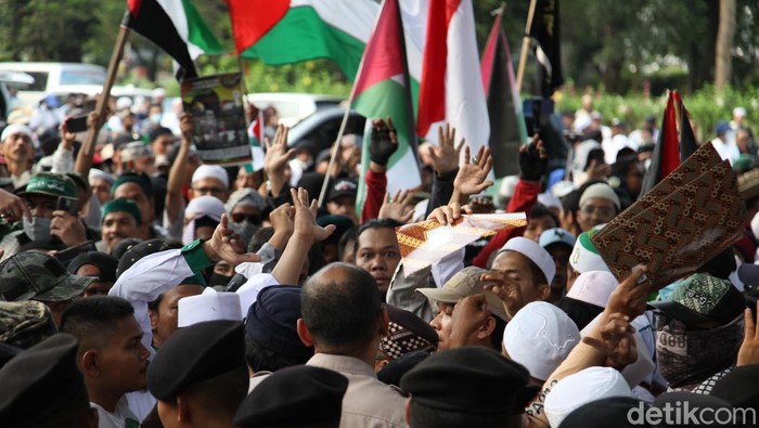 Demo PA 212 Sempat Memanas di Depan Kedubes AS Aksi Solidaritas Palestina yang digagas PA 212 dkk sempat memanas di depan Kedubes AS, Jakarta. Seperti ini potretnya.