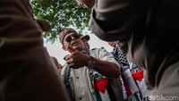Slamet Maarif dari PA 212 berdialog dengan polisi menjelaskan niat audiensi dengan Kedubes AS.  