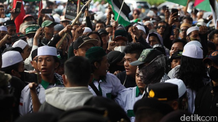 Aksi Solidaritas Palestina yang digagas PA 212 dkk sempat memanas di depan Kedubes AS, Jakarta. Seperti ini potretnya.
