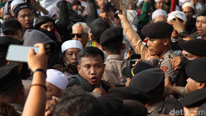 Aksi Solidaritas Palestina yang digagas PA 212 dkk sempat memanas di depan Kedubes AS, Jakarta. Seperti ini potretnya.