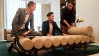 Joe Human Designer, Boy William Celebrity dan Halistya Owner of Vinoti Living berbincang saat peluncuran kolaborasi di Jakarta.