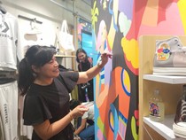 Diela Maharanie Buat Mural Warna-warni, Eksis Berkarya Selama 17 Tahun