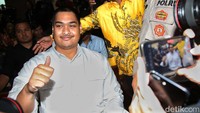 Dito sempat mengacungkan jempolnya sebelum memberikan kesaksian di hadapan hakim Pengadilan Tipikor Jakarta.  