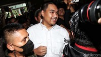 Menpora Dito Ariotedjo yang mengenakan kemeja putih tiba di Pengadilan Tipikor Jakarta, Rabu (11/10/2023) sekitar pukul 10.25 WIB.  