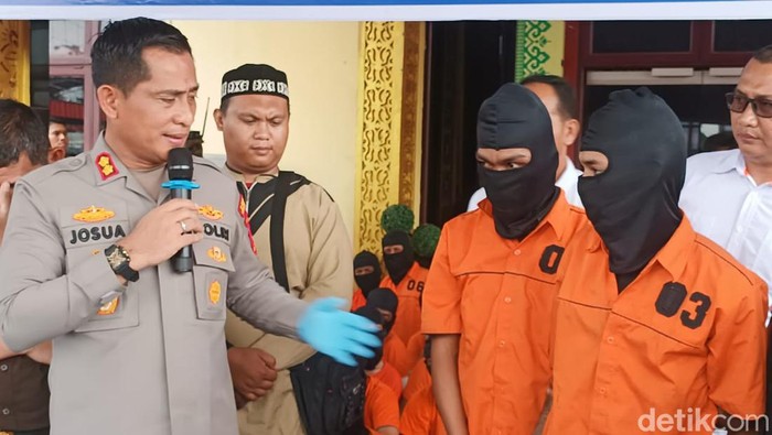 Dua pelaku perampokan ditangkap polisi. (Foto: Goklas Wisely/detikSumut).