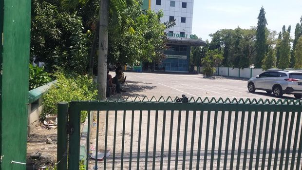 Engsel pagar Gedung Rektorat UMI Makassar dilas.