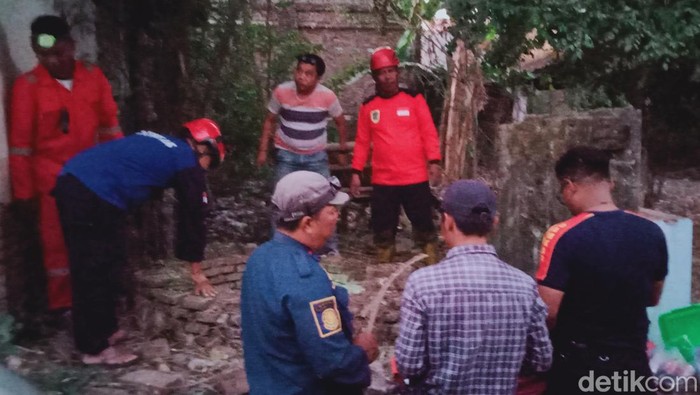 Tim Damkar Klaten saat evakuasi di Desa Kuncen, Kecamatan Ceper beberapa waktu lalu.