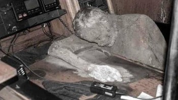 Pada tahun 2016, tubuh mumi pelaut Jerman Manfred Fritz Bajorat ditemukan di sebuah kapal pesiar yang ditinggalkan di Filipina. Dia rupanya meninggal ketika mencoba menggunakan radio, mungkin untuk meminta bantuan. Penyelidik yakin dia meninggal karena serangan jantung atau stroke. Foto: Twitter/CreepyKnowledge