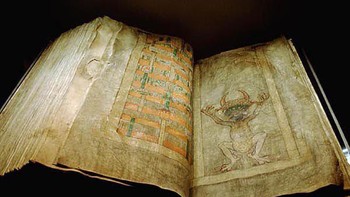 Juga dikenal sebagai Codex Gigas, “The Devils Bible” adalah manuskrip Latin terbesar yang dikenal dunia. Ini berisi potret Setan satu halaman penuh. Orang-orang percaya bahwa manuskrip tersebut berisi kontrak seorang biksu yang menjual jiwanya kepada Setan pada abad ke-13 untuk menghindari eksekusi. Foto: Twitter/CreepyKnowledge