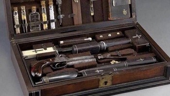 Perlengkapan pembunuh vampir dari tahun 1800-an. Foto: Twitter/CreepyKnowledge