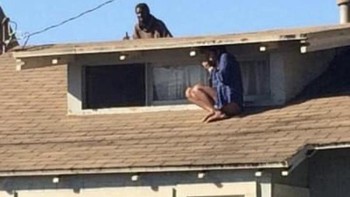 Foto menakutkan dari tahun 2014 ini mengungkap momen Melora Rivera naik ke atap rumahnya untuk bersembunyi dari penyusup rumah, namun dia muncul di belakangnya Foto: Twitter/CreepyKnowledge