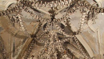 Ossuary Sedlec adalah sebuah kapel Katolik Roma di Republik Ceko. Osuarium tersebut diperkirakan berisi kerangka antara 40.000 dan 70.000 orang, yang tulang-tulangnya, dalam banyak kasus, disusun secara artistik untuk membentuk dekorasi dan perabotan kapel. Foto: Twitter/CreepyKnowledge