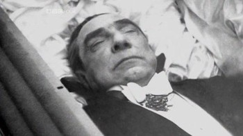 Aktor Bela Lugosi, yang terkenal memerankan Count Dracula dalam film tahun 1931, meminta untuk mengenakan pakaian vampir saat pemakaman peti mati terbuka pada tahun 1956. Foto: Twitter/CreepyKnowledge
