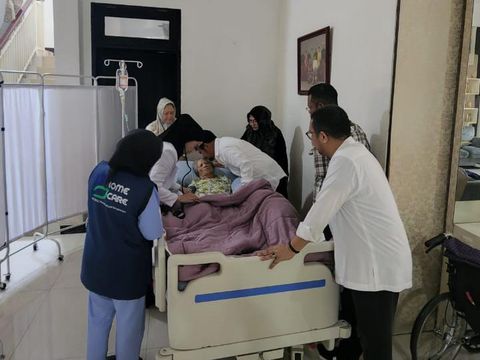 Foto Syahrul Yasin Limpo menemani ibunya yang sakit (Dok. Istimewa)