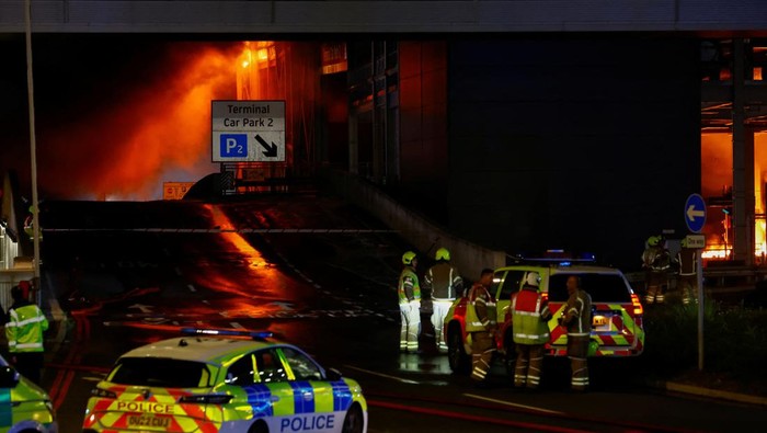 Gedung Parkir Bandara Luton London Kebakaran, Penerbangan Disetop Flames are seen as emergency services respond to a fire in Terminal Car Park 2 at London Luton airport in Luton, Britain, October 11, 2023. REUTERS/Peter Cziborra