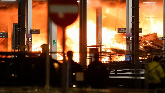 Gedung Parkir Bandara Luton London Kebakaran, Penerbangan Disetop Flames are seen as emergency services respond to a fire in Terminal Car Park 2 at London Luton airport in Luton, Britain, October 11, 2023. REUTERS/Peter Cziborra