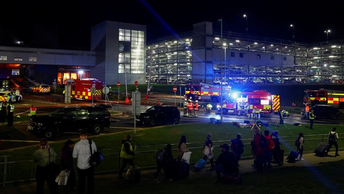 Gedung Parkir Bandara Luton London Kebakaran, Penerbangan Disetop Flames are seen as emergency services respond to a fire in Terminal Car Park 2 at London Luton airport in Luton, Britain, October 11, 2023. REUTERS/Peter Cziborra