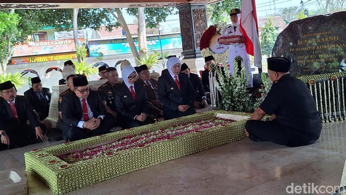 Gubernur Khofifah ziarah di Makam Bung Karno