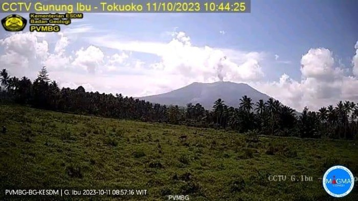 Gunung Ibu di Halmahera Barat, Maluku Utara, mengalami erupsi. Dokumen Istimewa