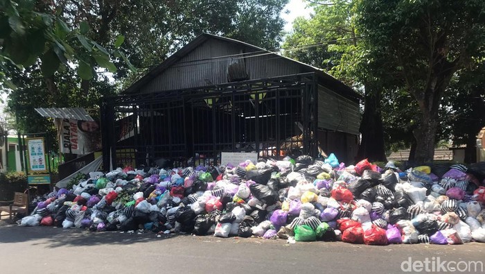 Gunungan sampah di Depo Lapangan Karang, Kotagede, Jogja, Rabu (11/10/2023) siang.