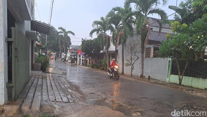 Hujan mengguyur Kota Depok, Kamis (11/10/2023) sore ini.