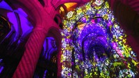 Instalasi seni bertajuk Science karya Luxmuralis terlihat menghiasi bagian dalam Katedral Durham di Durham, Inggris, Selasa (10/10/2023).  