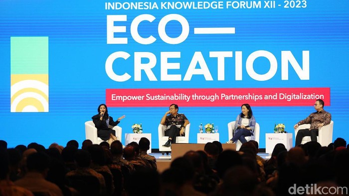 Komisaris PT Bank Central Asia Tbk (BCA) Raden Pardede (kedua dari kiri), Partner McKinsey & Company Phillia Wibowo (kedua dari kanan), dan Associate Partner McKinsey & Company Eric Buntoro (kanan) dalam sesi diskusi bertajuk Economy Outlook: Paving The Way for Economic Creation di hari kedua penyelenggaraan Indonesia Knowledge Forum (IKF) XII-2023, Jakarta, Rabu (11/10/2023).