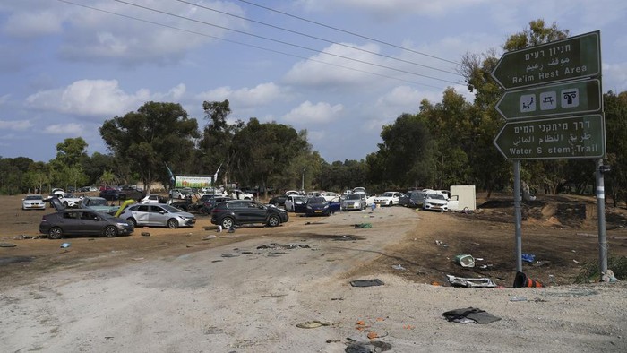 Israel Palestinians Destroyed cars are seen at the rave party site near the Kibbutz Re'im, close to the Gaza Strip border fence, on Tuesday, Oct.10, 2023. Israel's rescue service Zaka said paramedics had recovered at least 260 bodies of people killed in a surprise attack by Hamas militants Saturday. (AP Photo/Ohad Zwigenberg)
