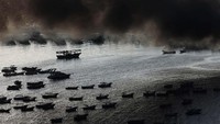 Asap tebal membubung dari Pelabuhan Gaza yang diserang Israel.  