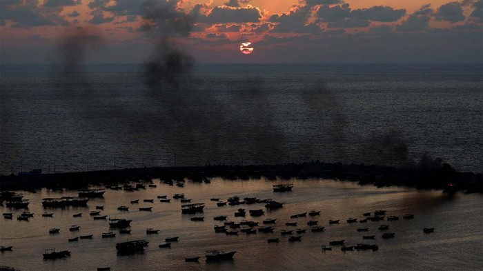ISRAEL-PALESTINIANS/GAZA-TIMELINE Perang Israel dengan kelompok Hamas di Palestina masih berlangsung di wilayah Gaza, Selasa (10/10/2023). Pasukan Israel menyerang pelabuhan di wilayah Gaza, Palestina.