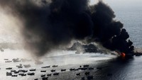 Sejumlah perahu dan kapal nelayan di pelabuhan wilayah Gaza terbakar usai dibombardir Israel, Selasa (10/10/2023),  