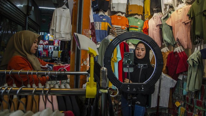 Jaringan Internet Diperkuat, Pedagang Pasar Ini Jualan Sambil Live Pedagang melakukan siaran langsung untuk berjualan di Pasar Andir Trade Center, Bandung, Jawa Barat, Rabu (11/10/2023). Pengelola Pasar Andir Trade Center Bandung, PT Aman Prima Jaya (APJ) melakukan penguatan fasilitas jaringan internet guna dimanfaatkan para pedagang yang mulai sepi dikunjungi sehingga bisa bersaing di era digital dalam memanfaatkan lokapasar (marketplace) serta media sosial sekaligus berencana menyediakan ruang khusus live shopping bagi para pedagang. ANTARA FOTO/Novrian Arbi/hp.