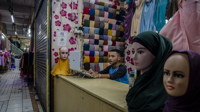 Jaringan Internet Diperkuat, Pedagang Pasar Ini Jualan Sambil Live Pedagang melakukan siaran langsung untuk berjualan di Pasar Andir Trade Center, Bandung, Jawa Barat, Rabu (11/10/2023). Pengelola Pasar Andir Trade Center Bandung, PT Aman Prima Jaya (APJ) melakukan penguatan fasilitas jaringan internet guna dimanfaatkan para pedagang yang mulai sepi dikunjungi sehingga bisa bersaing di era digital dalam memanfaatkan lokapasar (marketplace) serta media sosial sekaligus berencana menyediakan ruang khusus live shopping bagi para pedagang. ANTARA FOTO/Novrian Arbi/hp.
