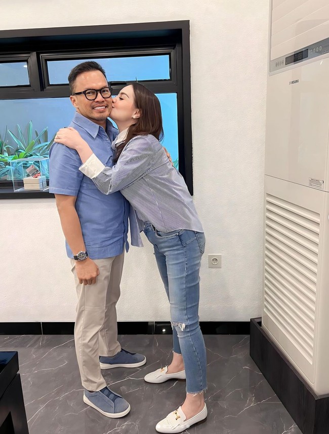 Kompak dengan suami, Jennifer Dunn dan Faisal Harris tampak mengenakan pakaian berwarna biru. Keduanya juga terlihat memamerkan pose mesra mereka. Foto: Instagram/@jeje_haris89