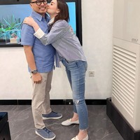 Kompak dengan suami, Jennifer Dunn dan Faisal Harris tampak mengenakan pakaian berwarna biru. Keduanya juga terlihat memamerkan pose mesra mereka. Foto: Instagram/@jeje_haris89