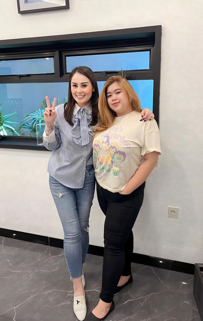 Ekspresi bahagia terlihat jelas di wajah Jennifer Dunn. Dalam setiap foto-foto yang diunggahnya Jennifer terlihat memamerkan senyumnya ke kamera. Foto: Instagram/@jeje_haris89