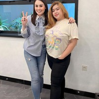 Ekspresi bahagia terlihat jelas di wajah Jennifer Dunn. Dalam setiap foto-foto yang diunggahnya Jennifer terlihat memamerkan senyumnya ke kamera. Foto: Instagram/@jeje_haris89