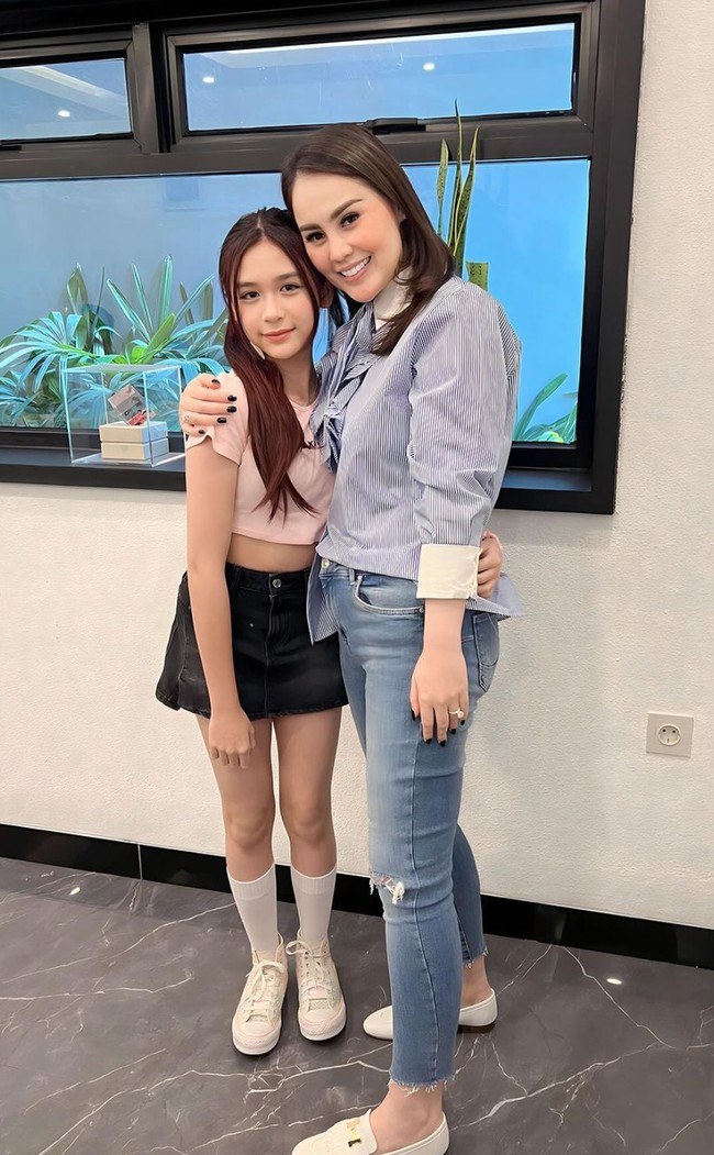 Tak sedikit netizen yang berhasil dibuat saalah fokus melihat kecantikan putri pertama Jennifer Dunn. Begini keduanya saat pose bersama, terlihat mirip nggak nih? Foto: Instagram/@jeje_haris89