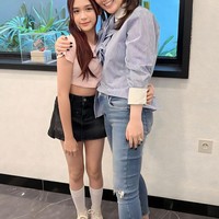 Tak sedikit netizen yang berhasil dibuat saalah fokus melihat kecantikan putri pertama Jennifer Dunn. Begini keduanya saat pose bersama, terlihat mirip nggak nih? Foto: Instagram/@jeje_haris89