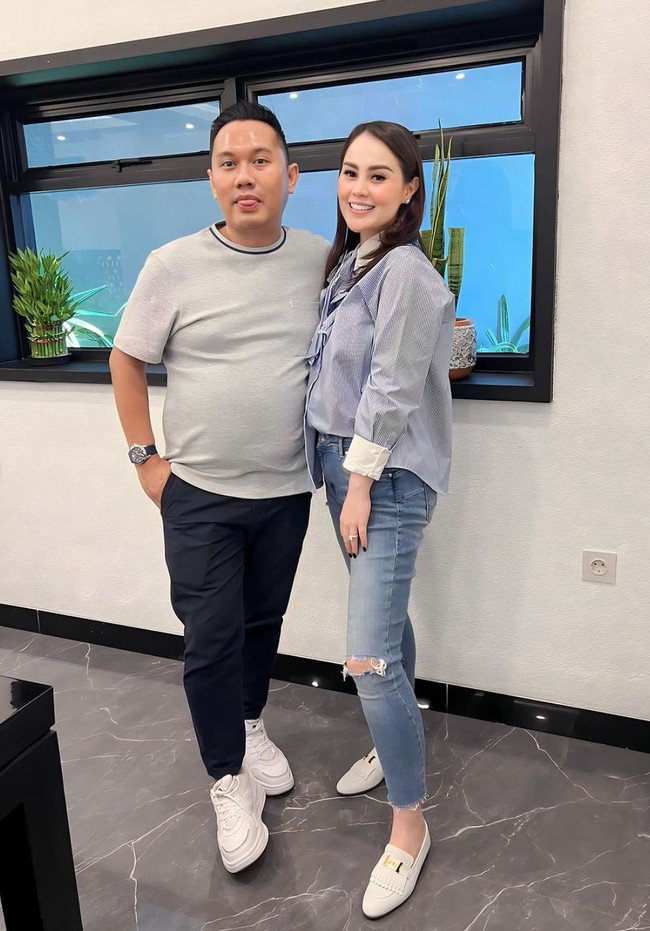 Di momen ulang tahunnya itu Jennifer sendiri tampil simpel dengan hanya mengenakan kemeja biru yang dipadukan dengan celana jeans robek dan sepatu putih. Walaupun simpel namun gayanya itu tetap terlihat elegan. Foto: Instagram/@jeje_haris89