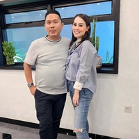 Di momen ulang tahunnya itu Jennifer sendiri tampil simpel dengan hanya mengenakan kemeja biru yang dipadukan dengan celana jeans robek dan sepatu putih. Walaupun simpel namun gayanya itu tetap terlihat elegan. Foto: Instagram/@jeje_haris89