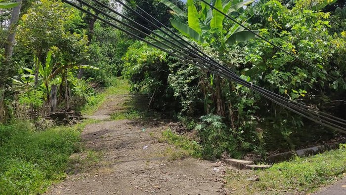 Kabel proyek PLTM di Sinjai menjuntai hingga menghalangi akses jalan.