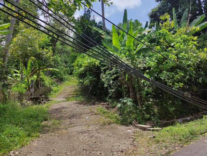 Kabel proyek PLTM di Sinjai menjuntai hingga menghalangi akses jalan.