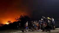 Puluhan orang dievakuasi dari rumah mereka di provinsi Cordoba tengah Argentina pada hari Selasa ketika kebakaran hutan meningkat di tengah gelombang panas.  