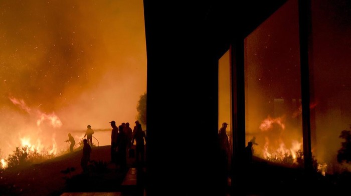 Kebakaran Hutan Mengamuk di Argentina Gegara Api Unggun A firefighter is silhouetted by the flames of a forest fire on the outskirts of Villa Carlos Paz, Argentina, Tuesday, Oct. 10, 2023. (AP Photo/Nicolas Aguilera)