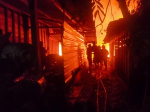 Kebakaran Rumah di Bojonegoro Hanguskan 1 Mobil-2 Motor