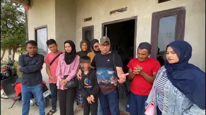 Keluarga Dini Sera Afrianti bersama pengacaranya Dimas Yemahura.