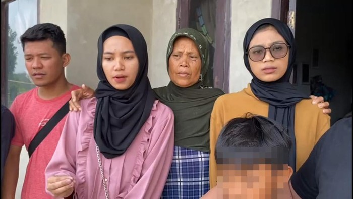 Keluarga Dini Sera Afrianti bersama pengacaranya Dimas Yemahura.